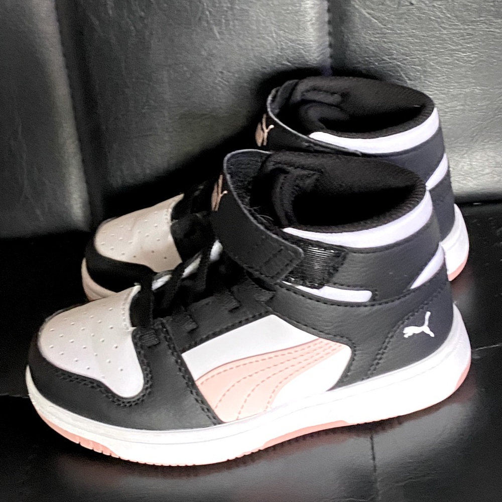 Little girls high-top Puma sneakers